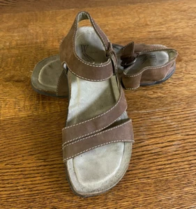 White Mountain brown ankle strap sandal, size 6M preowned - Picture 1 of 6