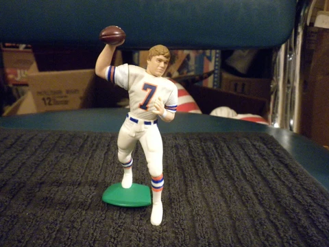 2000 NFL FIGURE OF QB JOHN ELWAY #7 OF THE DENVER BRONCOS IS 4 1/2 INCHES TALL Cover