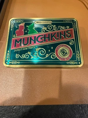 DUNKIN-WICKED Good For You Munchkin Tin Glinda & Elphaba Rosa & Verde NOVO EM FOLHA - Imagem 1 de 4