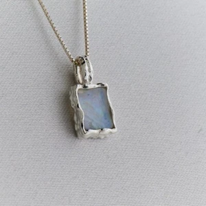 Rainbow Moonstone Hammered Finish 925 Sterling Silver Gemstone Pendant - Imagen 1 de 4