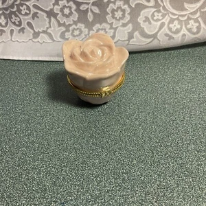 MARY KAY Scatola portapillole/pillole rosa figura con cerniera ~2" x 1 1/2", adorabile - Foto 1 di 3