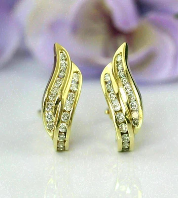 Aretes tipo argolla Huggie de diamantes de corte redondo de 2,50 quilates enchapados en oro amarillo de 14 quilates Foto 1 de 4