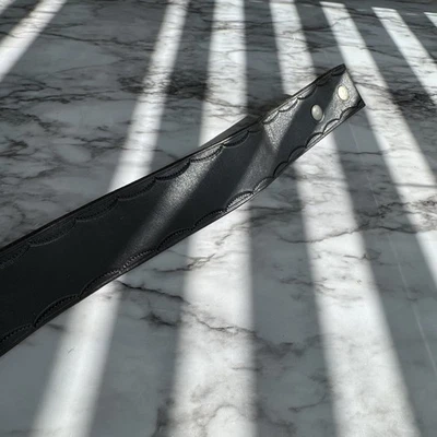 Correa de cinturón de cuero negra vintage talla 24 juvenil festoneada borde estampado Foto 1 de 4