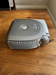 Dell 1201MP Projector With Carry Case, Remote Control And Instructions - Picture 1 of 7
