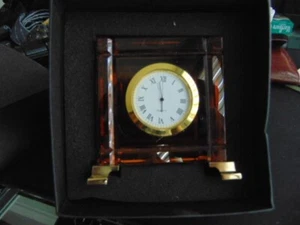 RELOJ VERSACE DE ROSENTHAL, ALEMANIA "MEDUSA PRISMA ÁMBAR", 4" SQ. - Imagen 1 de 5