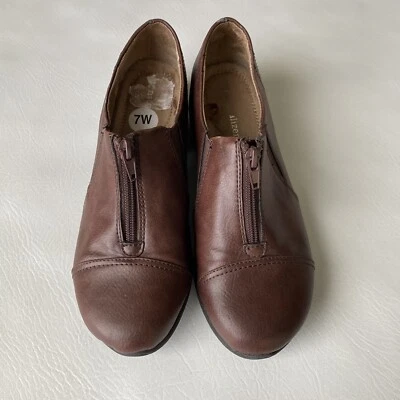 Naturalizer Jasleen Womens Comfort shoes 7W Brown Zip Side Stretch Elastic Solid - Image 1 of 4