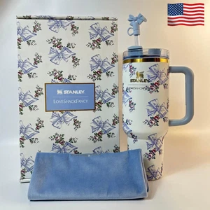 Stanley x Tumbler Love Shack Fancy 40oz Holiday Rosa Beaux Blue Geschenkbox Tasse - Bild 1 von 4