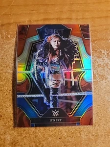 2023 Panini Select WWE #159 Iyo Sky Silver Prizms - Foto 1 di 1