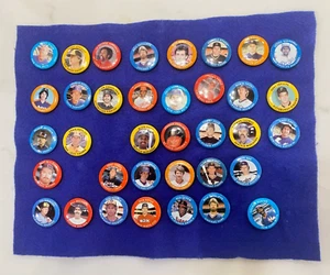 Lote De Colección De 36 Prendedores De Solapa Sombrero De Béisbol MLBPA De Colección Fun Foods 1984 - Imagen 1 de 3