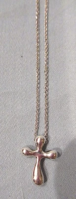 Collar TIFFANY & Co. Cruz Pequeña Plata de Ley 925 con Cadena de Plata de 16" Usado Foto 1 de 4