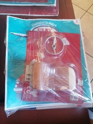 COSTRUISCI LA MITICA FIAT 500  HACHETTE Scala 1:7 Uscita N 2 Legg Descrizione  - Immagine 1 di 2