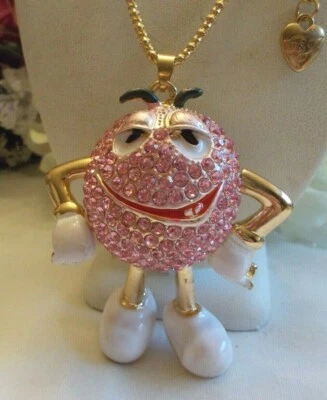 BETSEY JOHNSON БОЛЬШОЙ РОЗОВЫЙ КРИСТАЛЛ ИНКРУСТАЦИЯ АРАХИС M И M КОНФЕТЫ КУКЛА ПОДВЕСКА ОЖЕРЕЛЬЕ - Изображение 1 из 4