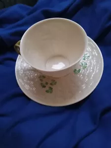 Tazza da tè e piattino porcellana vintage Belleek Irlanda trifoglio cesto intreccio-marchio verde - Foto 1 di 4