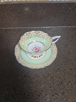 Conjunto de xícara e pires vintage Royal Stafford inglês porcelana óssea rosas-pequeno chip  - Imagem 1 de 4