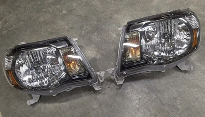 Par de faros OEM Toyota Tacoma 2005-2011 lado pasajero y conductor Foto 1 de 4