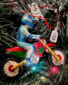 2025 Hallmark Dirt Bike Motociclista 🏍️ Decorazione Albero di Natale, Nuovo con Etichetta - Foto 1 di 1