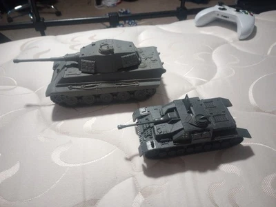 Tanques alemanes de la Segunda Guerra Mundial, Tiger 2 y Stug 3. Modelos Plástico Gris Talla G Calibre Foto 1 de 4