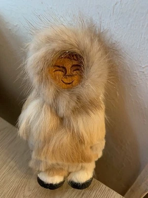 Muñeca esquimal vintage hecha a mano con cara tallada y parka de piel RECUERDO DE ALASKA Foto 1 de 2
