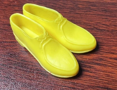 Zapatos de vestir amarillos clon tamaño muñeca Ken vintage casi como nuevos ~ años 60 Foto 1 de 4