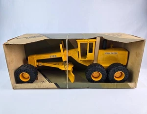 ERTL 1/16 Replica Die-cast John Deere 772B Grader tractor New Unused - dusty - Picture 1 of 13