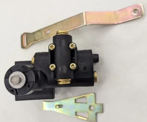 2607243C92 International Link Hadley Height Control Valve W/ Dump 2607243C94 - Picture 1 of 13