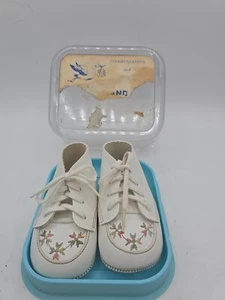 Vintage Unikat Baby Geschenke Leder Baby Schuhe Nadelspitze Blumen "Spitze" datiert - Bild 1 von 9