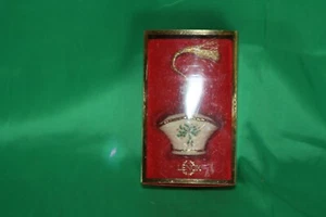 New in box  Lenox holiday basket ornament holly & berry patern with gold trim - Picture 1 of 2