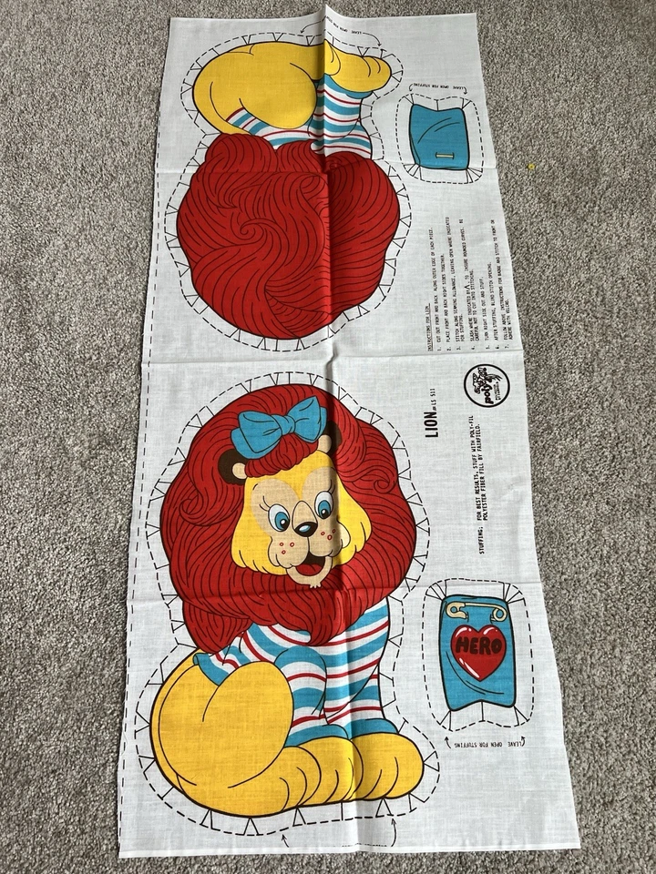 Panel de tela de almohada de héroe león estilo años 50 raro corte y costura artesanal de PolyFil Foto 1 de 3
