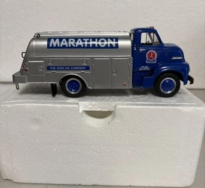 Erster Gang, 1953 Ford C-600 mit Tankeraufbau - Marathon - The Ohio Oil Company - blau - Bild 1 von 7
