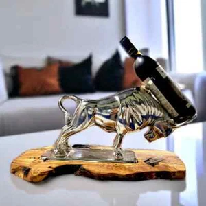 Luxus Stier Statue Flaschenhalter mit Olivenholzsockel: Metall und Holz Accessoire - Bild 1 von 5