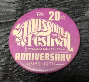 Vtg 1979 NIAGARA FALLS, CANADA BLOSSOM FESTIVAL PINBACK BUTTON 20th Anniversary - Picture 1 of 12
