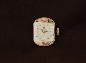 Movimiento de cuerda manual Omega calibre 244 vintage con esfera plateada 17 joyas - Imagen 1 de 2