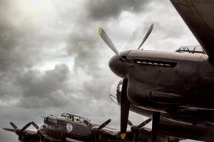 Avro Lancaster British WWII Bomber Aircraft Photo Art Print Poster 36x24 - Picture 1 of 1