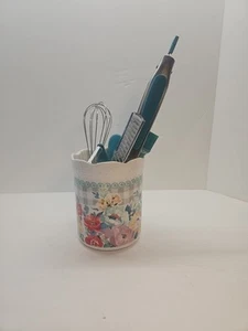 Pioneer Woman Utensil Holder Farmhouse Floral Scalloped Top with 6 UTENSILS  - Picture 1 of 14