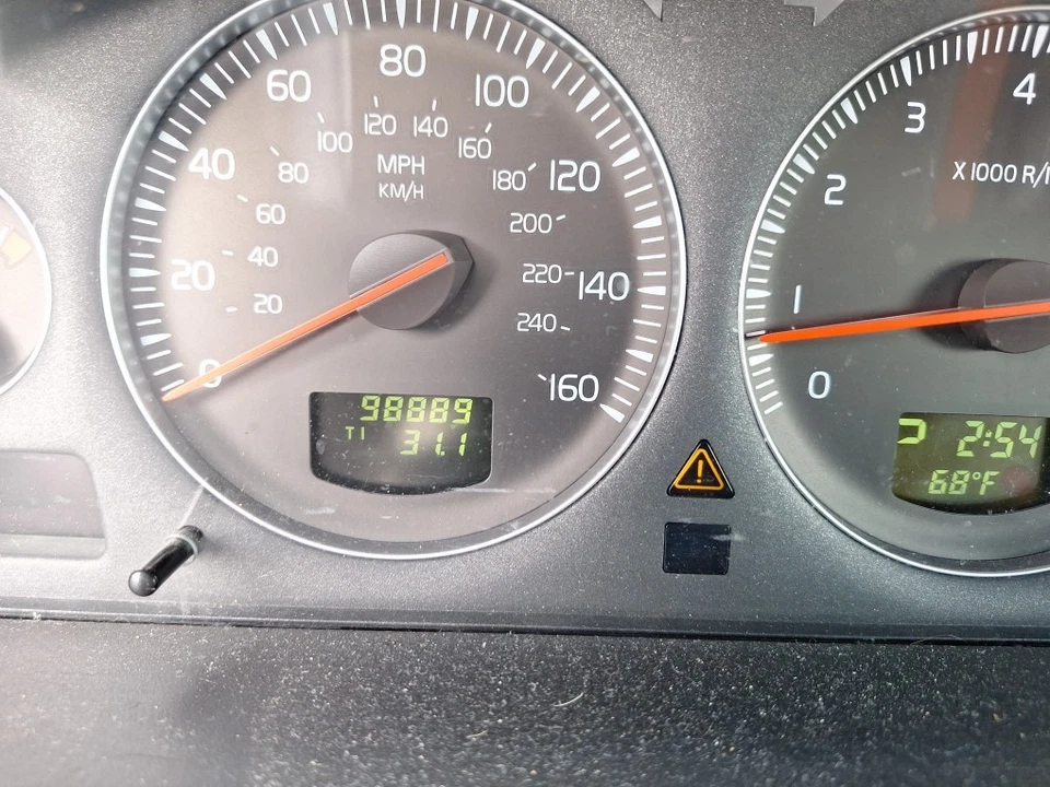 Cuadro medidor velocímetro serie 70 2006 equipo original 98 k millas Volvo Foto 1 de 4