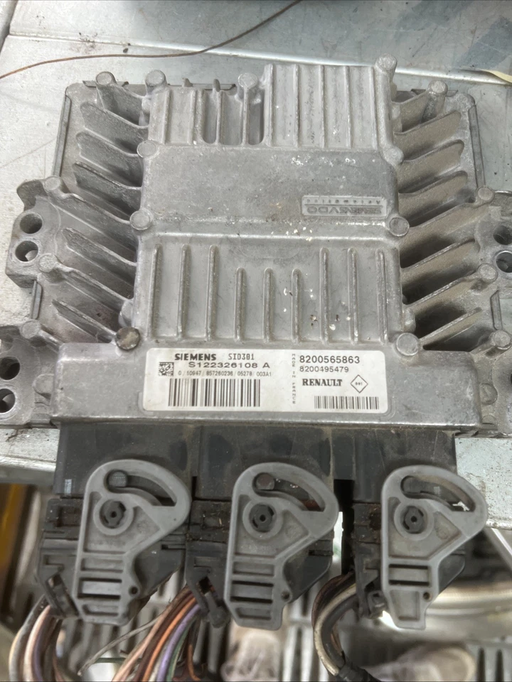 Centralina Motore ECU RENAULT MEGANE SCENIC 8200565863 S122326108A Da Scodificar - Immagine 1 di 2