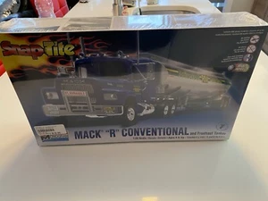 Monogram 1/32 Mack R Model truck With Semi-trailer Tanker - Snap-Tite - New - Picture 1 of 6