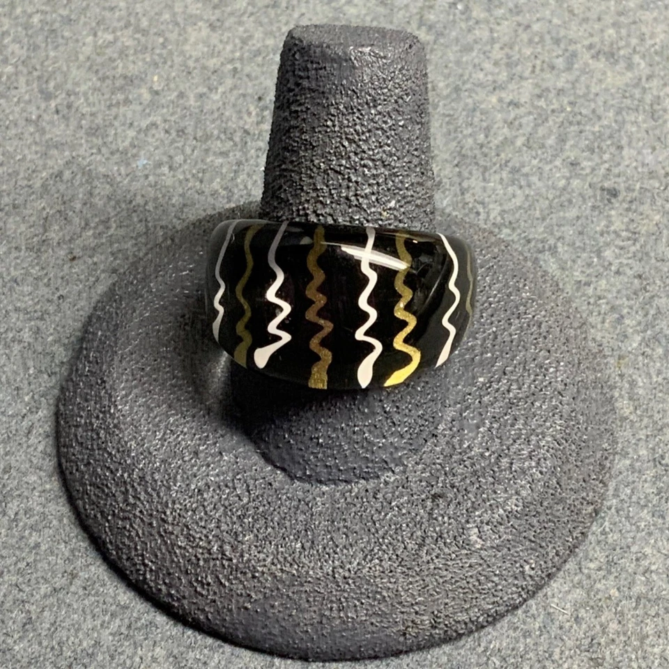 Anillo Acrílico Transparente 8.5-9 Fondo Negro Dorado Blanco Patrón Zigzag Pintado a Mano Foto 1 de 4