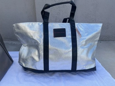 Victoria Secret VS 金属银色黑色大号托特包 Weekender 全新带标签 98 美元价值 — 第 1/3 张图片