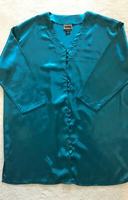 ¡Precioso!  Top para dormir satinado para mujer. Bordado en la parte delantera.  Color verde azulado. Talla 18/20. Foto 1 de 2