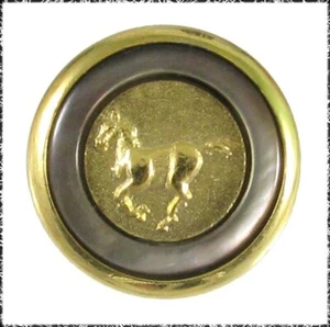 Piccolo bottone vintage in metallo con cavallo da corsa, bordo interno perlato fumé - Foto 1 di 2