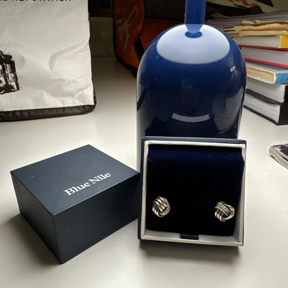 Серьги из чистого итальянского серебра с синим нильским переплетенным узлом любви - Изображение 1 из 4