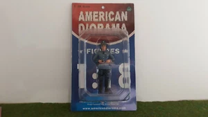 FIGURINE POLICE SHARON o 1/18 AMERICAN DIORAMA AD-16109 miniature de collection - Imagen 1 de 2