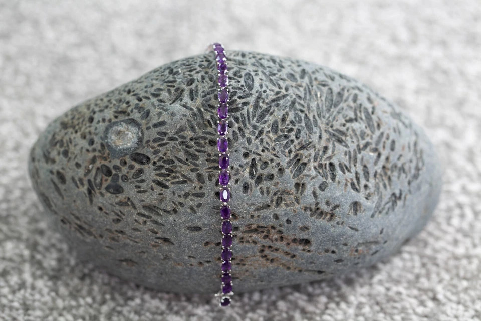 Brazalete AAA de plata de ley chapada en rodio amatista Foto 1 de 1