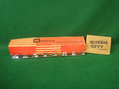Nuevo de Lote Antiguo 1958 Mercury Monterey emblema/insignia cromada/guión BAF-16098-A Foto 1 de 4