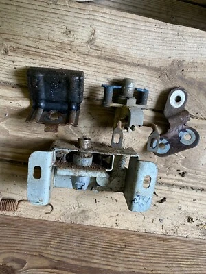 Ford Country Squire 1974 compartimento de almacenamiento trasero escotilla hardware pestillo etc lote Foto 1 de 4