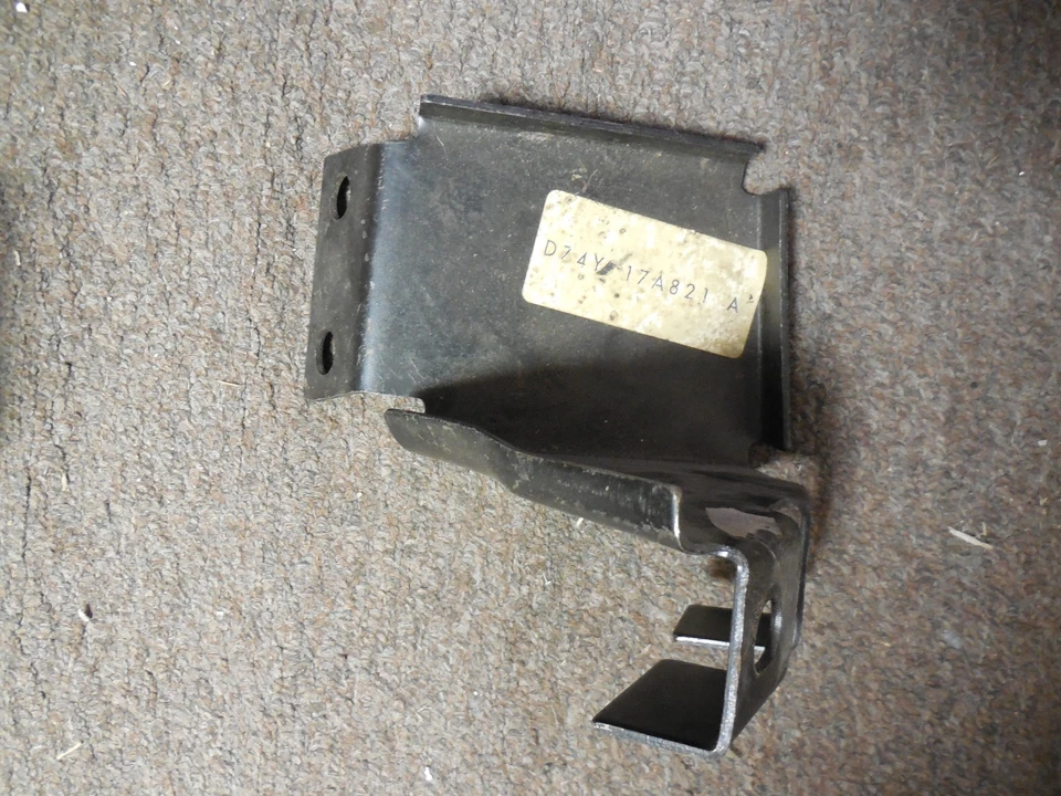 Soporte de parachoques delantero LH D74Y-17A821-A Lincoln Versailles 1977-1979 nuevo de lote Foto 1 de 2