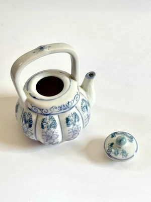 Tetera pintada a mano de porcelana china azul y blanca de colección en forma de calabaza 4 pulgadas X 4 pulgadas Foto 1 de 4