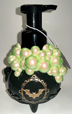 Bath & Body Works Bubbling Witches Caldero Espumoso Dispensador de Jabón de Manos Murciélago Dorado Foto 1 de 4