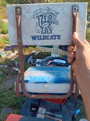 Silla blanqueadora plegable vintage Kentucky Wildcats ¡Hombre cueva!! Foto 1 de 2